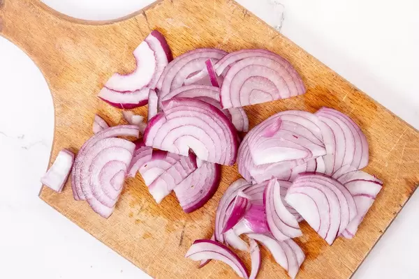 Red Onions on the cutting board (Flip 2019)