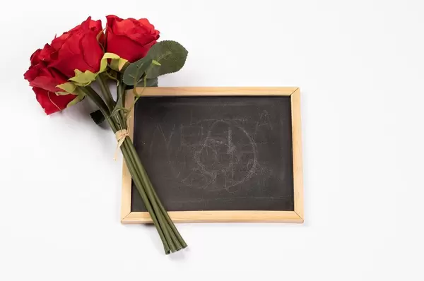 Red roses with empty blackboard