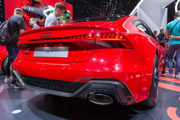 Red sedan with coupé roof: rear view of hybrid car Audi RS 7 Sportback C8
