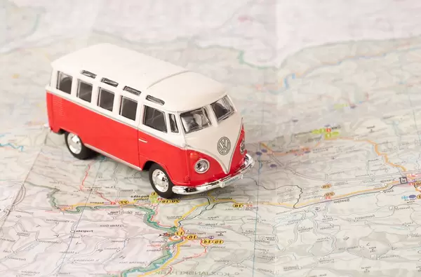 Red vintage camper van on map (Flip 2019)