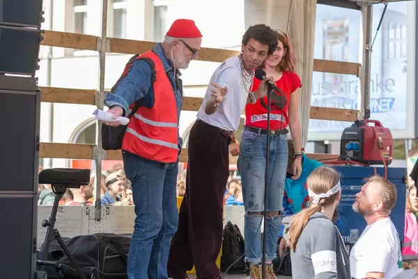 Redner auf der Bühne beim globalen Klimastreik "Alle fürs Klima" in Köln