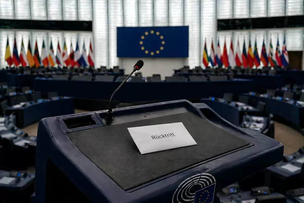 Rednerpult im leeren Europaparlament mit Rücktrittsbrief