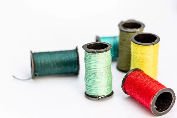 Reels with threads of different colors