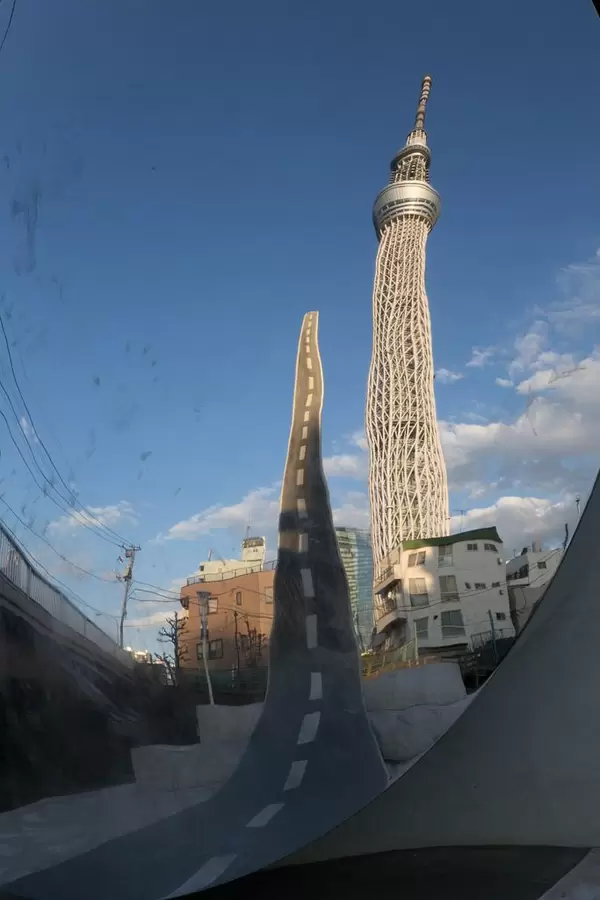 Reflexion des Skytree in einem Wölbspiegel, Tokyo