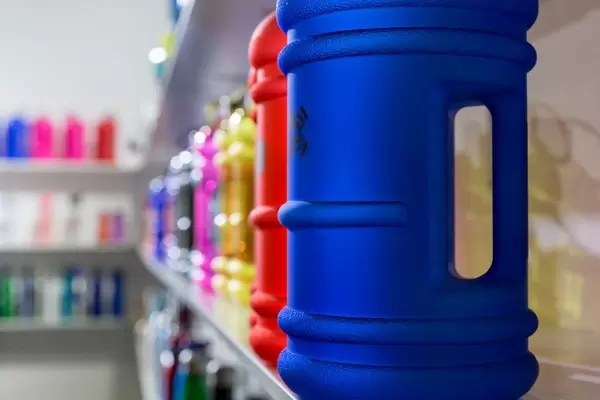 Regal mit Sportflaschen verschiedener Ausführungen und Farben - FIBO Köln 2018