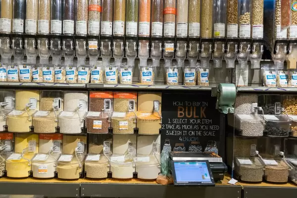 Regal mit verschiedenen Samen und Nüssen im Whole Foods Market