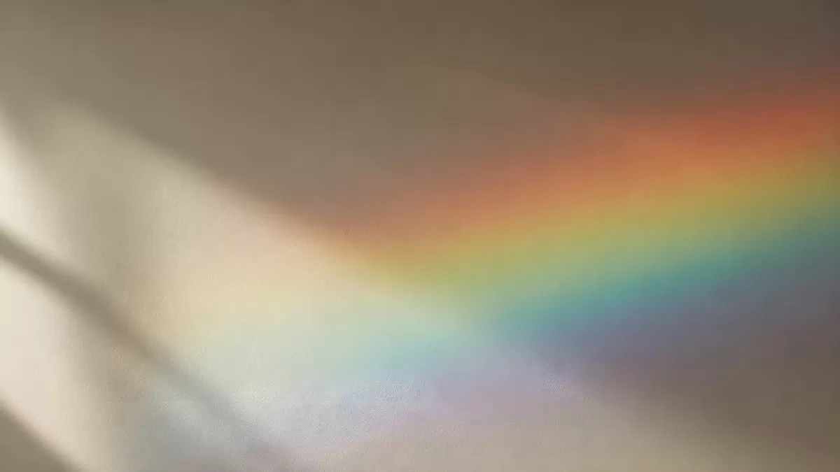Regenbogen auf Wand durch Lichtbrechung im Raum