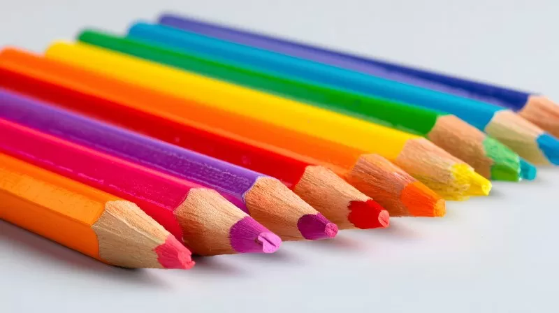 Regenbogen mit Buntstiften auf weißem Hintergrund