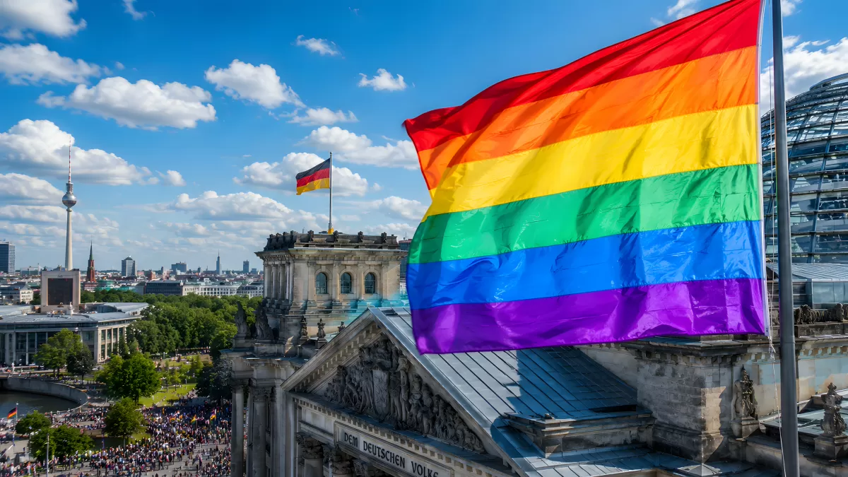 Regenbogenfahne weht über dem Bundestag Berlin