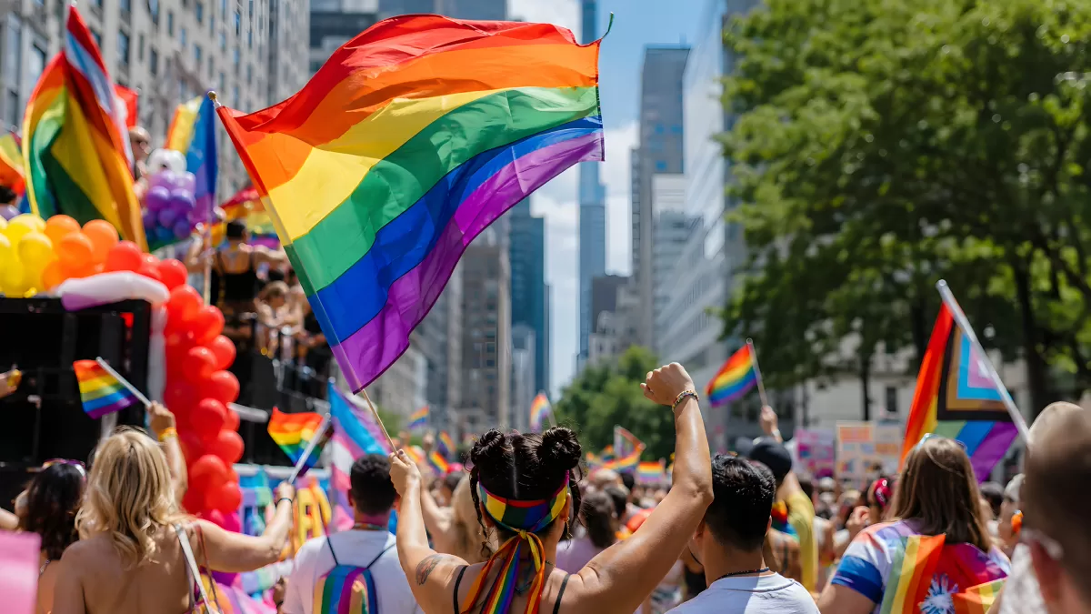Regenbogenfahnen bei einer bunten Pride-Parade