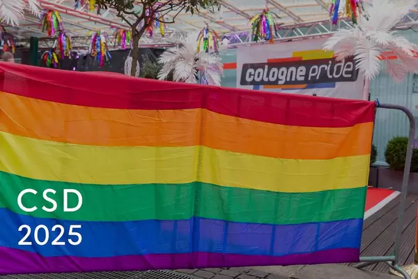Regenbogenfarbe während der Cologne Pride Parade CSD 2025