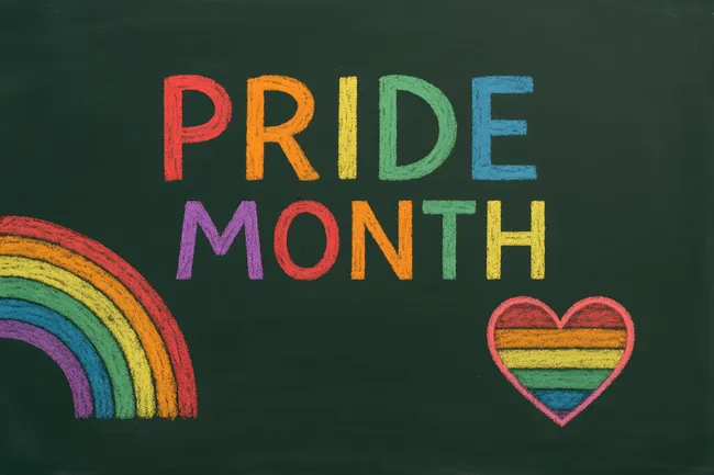 Regenbogenfarben auf Kreidetafel für LGBT-Stolzmonat