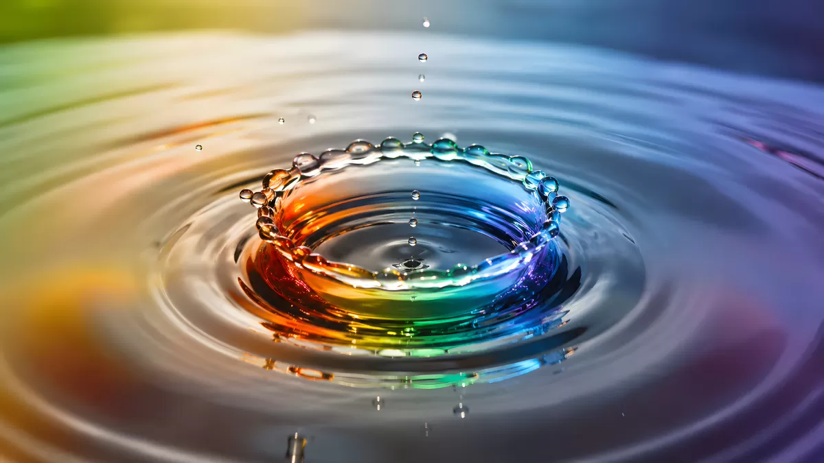Regenbogenfarbener Wassertropfen bildet Krone