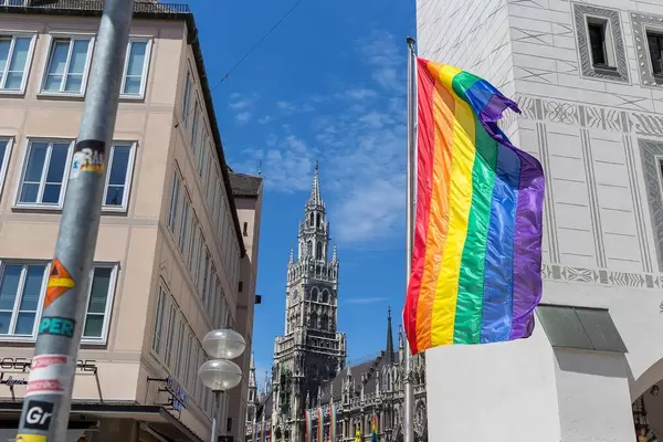 Regenbogenflagge für mehr Toleranz und Frieden in München, während des CSD-Demonstrationstag für Lesben, Schwule, Bisexuelle und Transgender