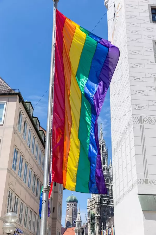 Regenbogenflagge in der Fußgängerzone während der Pride Week und dem Queer-Festival CSD, in München am Alten Rathaus auf dem Marienplatz