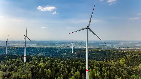 Regenerative Energie: Deutsche Windkraftanlage im Wald in Baden-Württemberg