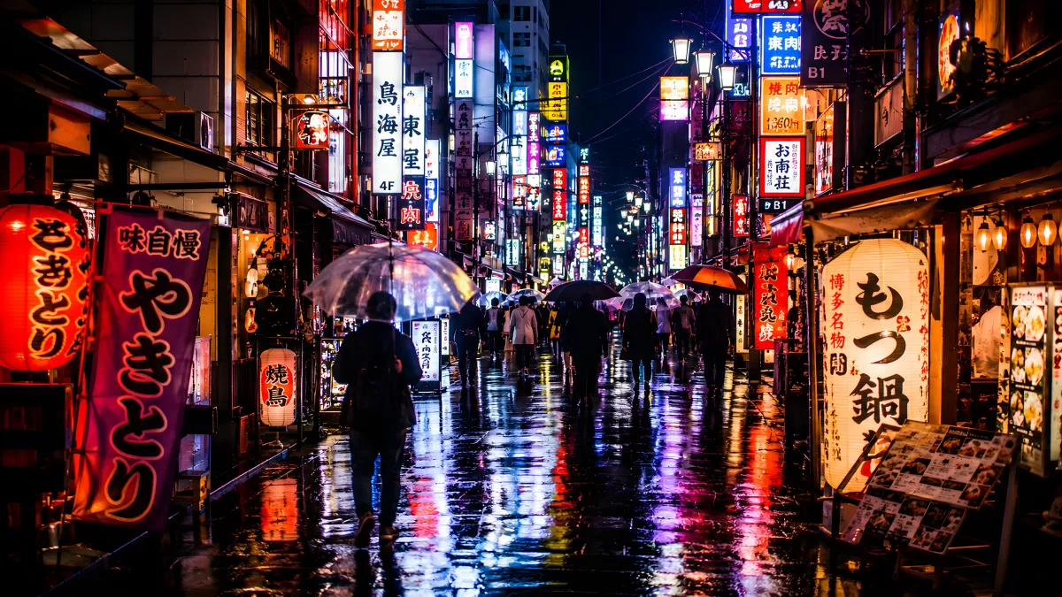 Regennacht in einer japanischen Einkaufsstraße