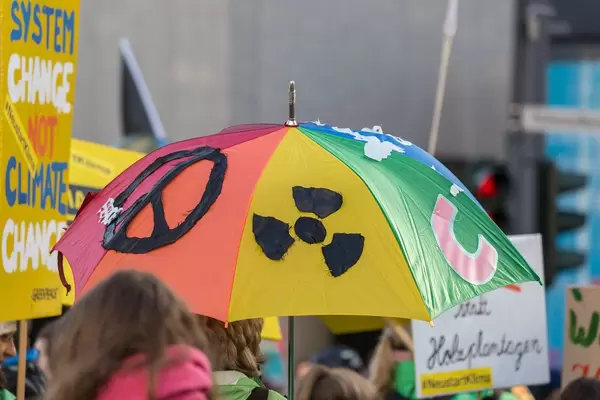 Regenschirm in bunten Farben mit einem Friedenszeichen