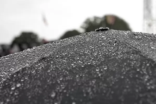 Regentropfen auf einem schwarzen Regenschirm