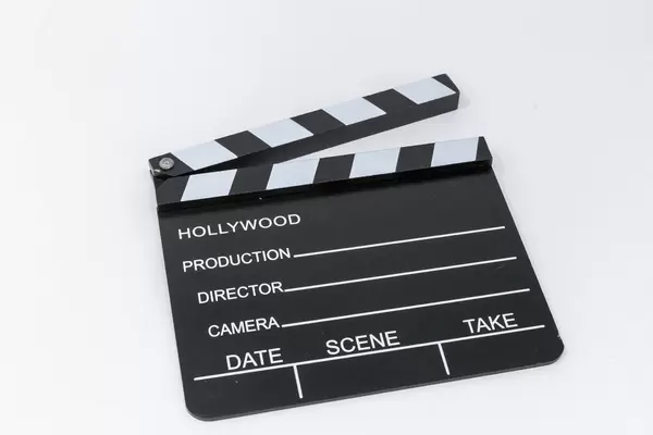 Regieklappe in schwarz auf weißem Hintergrund