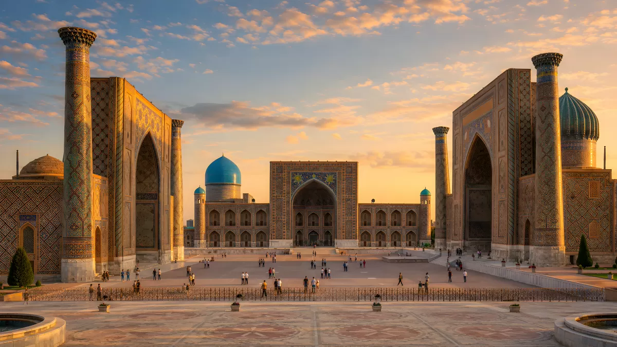 Registan-Platz in Samarkand bei goldenem Sonnenuntergang