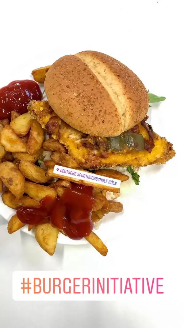 Reich beladener Hamburger mit Pommes Frites und Ketchup als Teil der Burgerinitiative der Deutschen Sporthochschule Köln