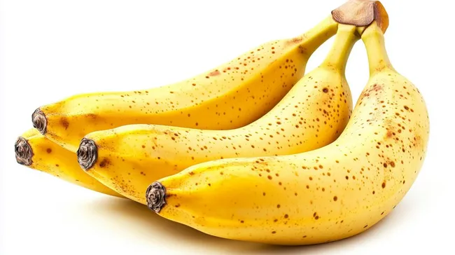 Reife, gelbe Bananen auf weißem Hintergrund