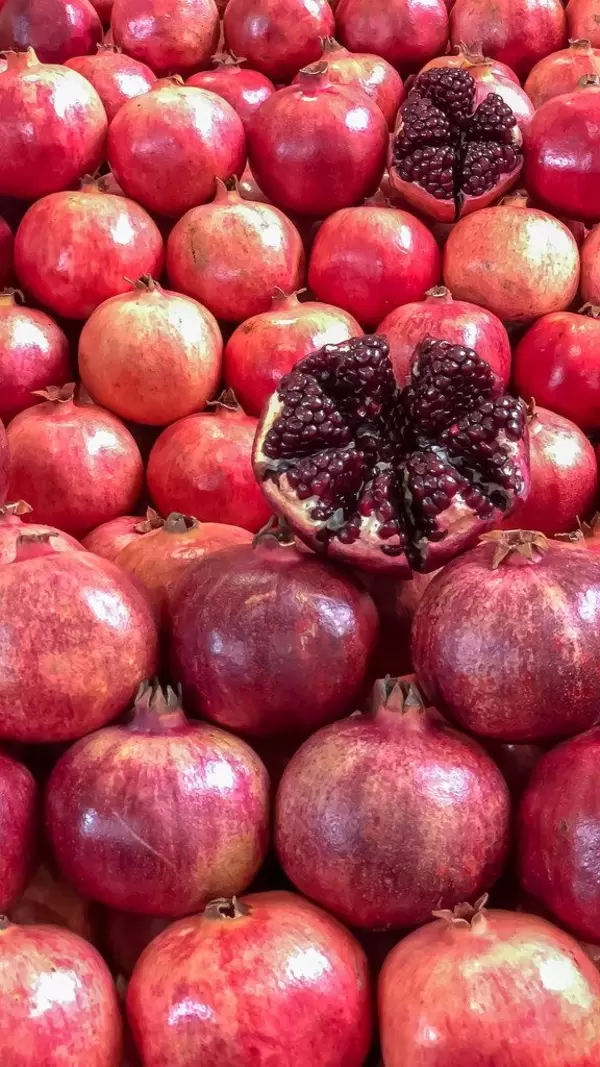 Reife Granatäpfel auf dem Danilovsky Market in Moskau