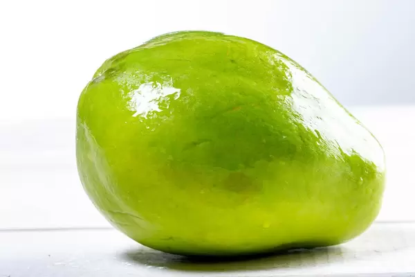 Reife Papaya-Frucht auf weißem Untergrund