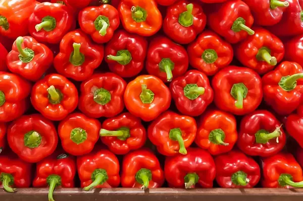 Reifes, rotes Gemüse mit grünem Stiel, übereinander gestapelt