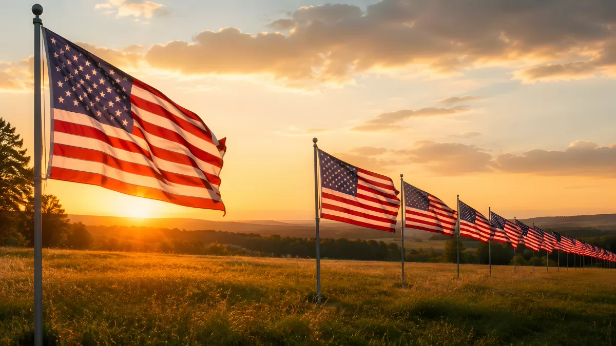 Reihe amerikanischer Flaggen im goldenen Sonnenuntergang