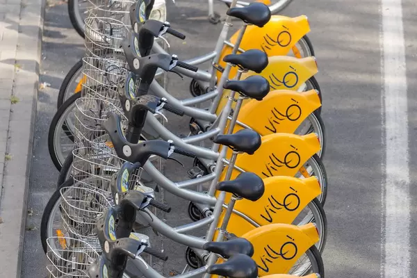 Reihe von Villo! Elektrofahrrädern zu mieten auf einer Straße von Brüssel, Belgium