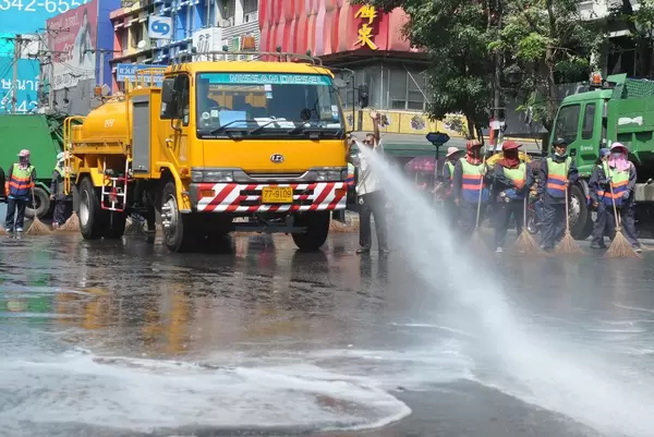 Reinigung einer Straße - Thailand