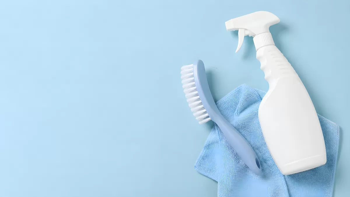 Reinigungsmittel mit Sprühflasche und Putztuch in Blau