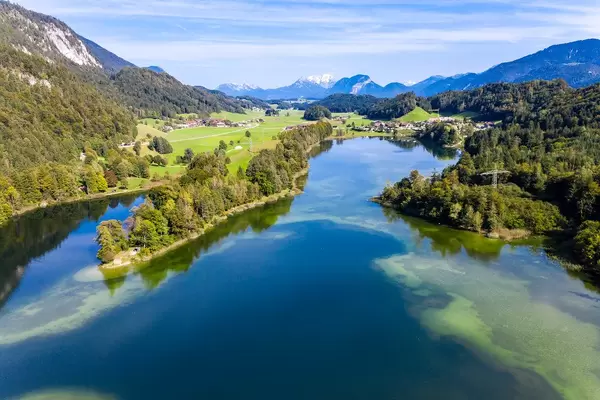 Reintalsee: der größte der Kramsacher Seen im Alpbachtal, Österreich. Luftaufnahme im Herbst
