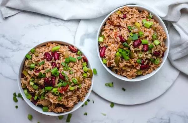 Reis mit roten Bohnen und Frühlingszwiebel in zwei Schüsseln, Aufnahme von oben