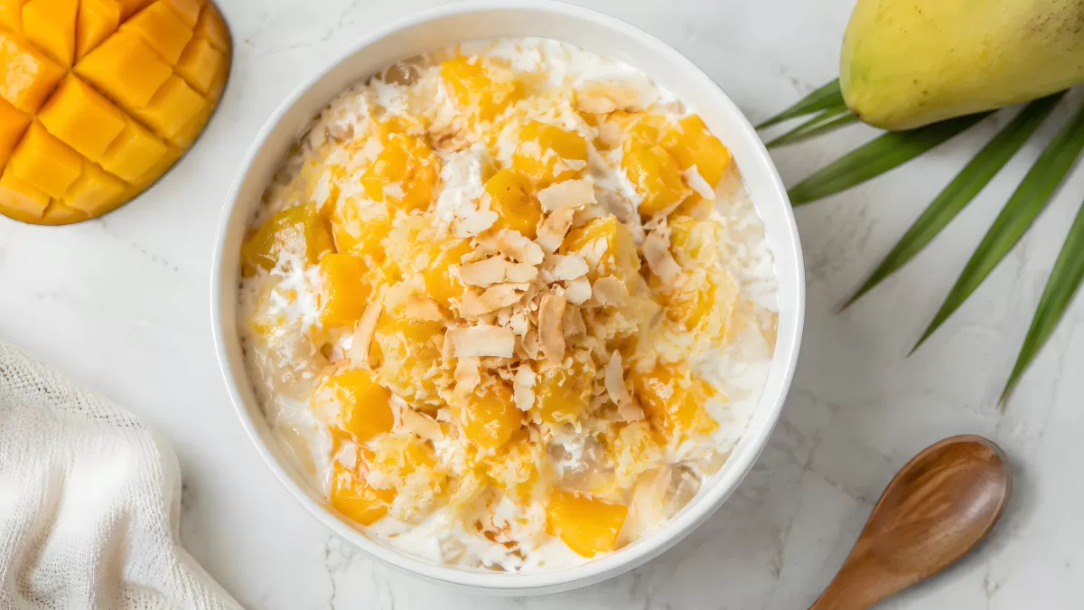 Reisbrei mit Mangostücken und Kokosflakes in Schüssel