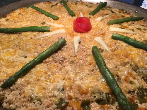 Reise-Kruste mit grünem Spargel