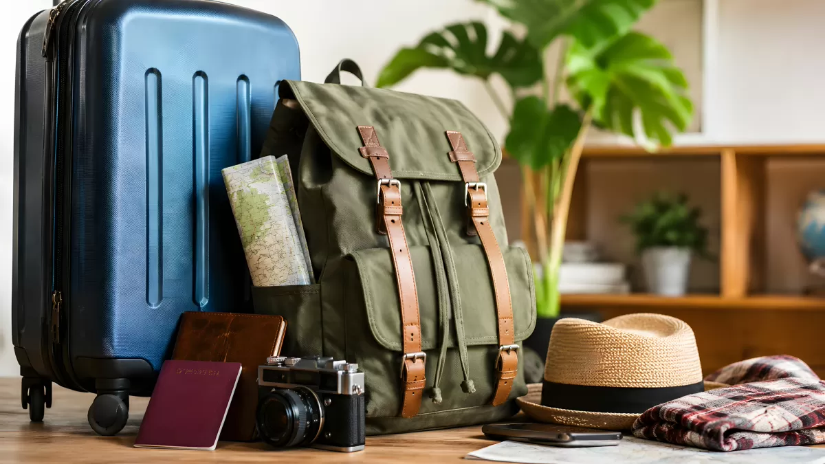 Reisegepäck mit Rucksack, Koffer und Kamera