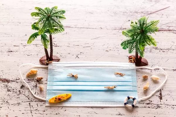 Reisende halten die Präventionsmaßnahmen gegen die Verbreitung vom Coronavirus (SARS-CoV-2) ein