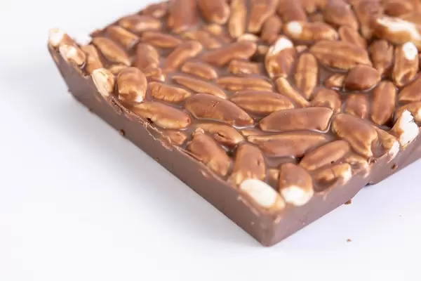 Reissnack mit Schokolade auf weißer Oberfläche