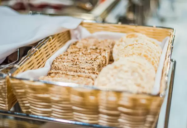 Reiswaffel und Reisgebäck in einem geflochtenen Korb