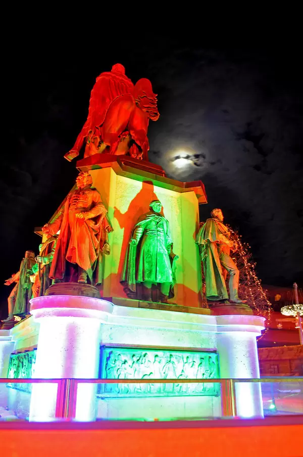 Reiterdenkmal im Vollmond am Weihnachtsmarkt Heumarkt Köln