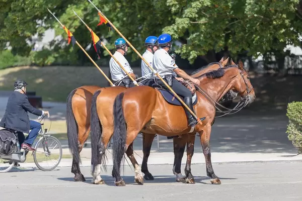 Reiterpolizei mit belgischer Flagge auf ihrer Seite auf einer Straße von Brüssel
