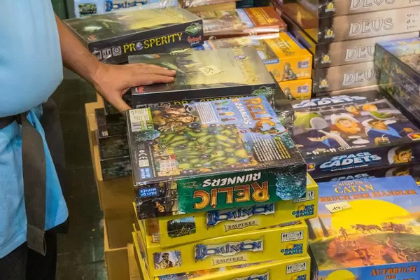 Relic Runniers, Dominion Empires, Siedler von Catan und weitere Spiele auf der Spiel Essen zum Verkauf