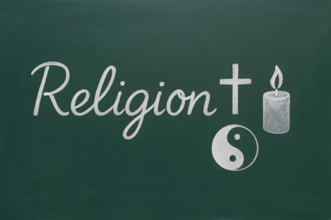 Religiöse Symbole auf Tafel - Kreuz, Kerze, Yin und Yang