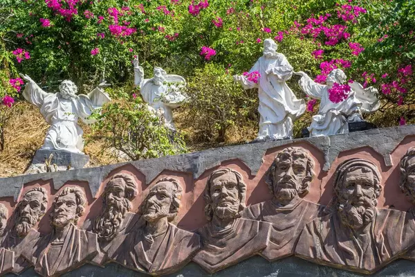 Religiöse Gravierkunst und Engelstatuen in Vietnam