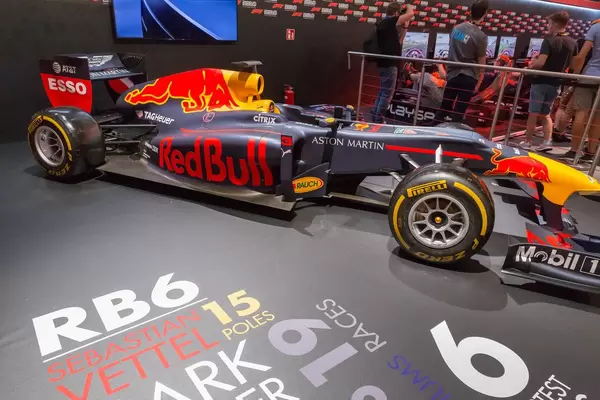 Rennbolide von Red Bull am F1 2018 Messestand