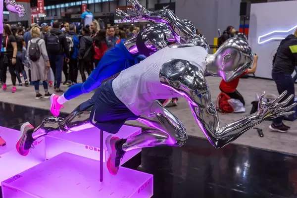 Rennende Schaufensterpuppen beim Sprint in Sportklamotten für Modegeschäfte