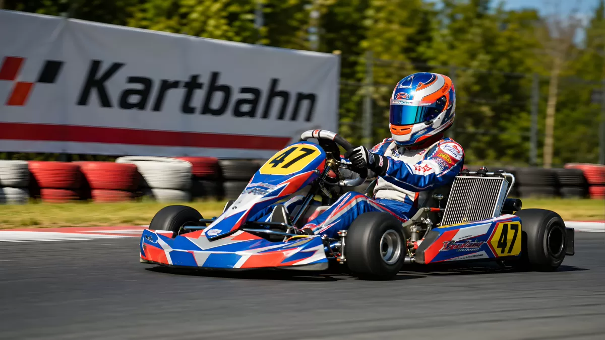 Rennfahrer auf Kartbahn mit Kart Nummer 47